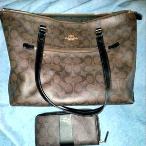 Coach Signature Tote F79606